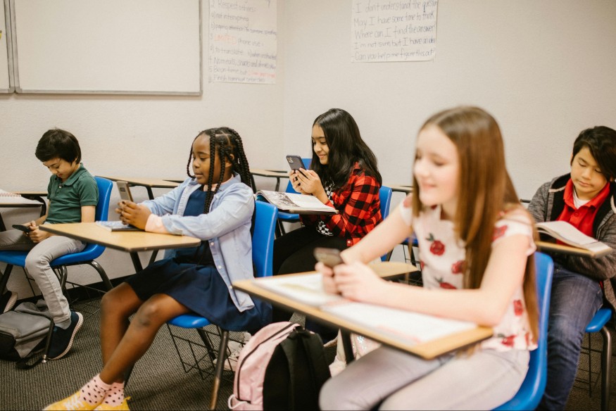 L’Ontario veut resserrer les règles sur les cellulaires et les réseaux sociaux à l'école