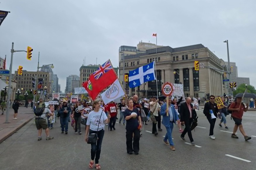 Des manifestants dénoncent le projet de TGV Alto à Ottawa